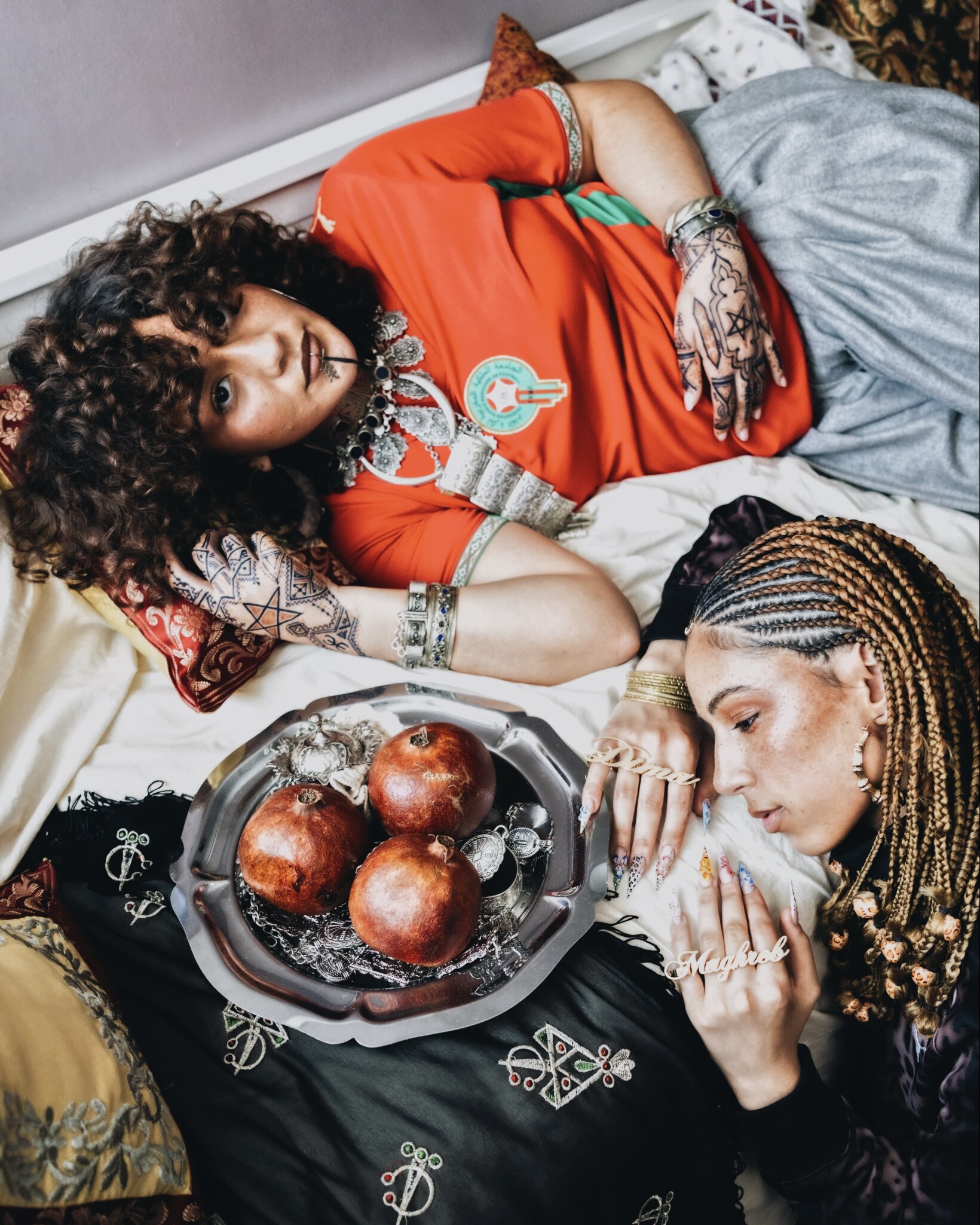 Henna and pomegranates, Star Born behind the scenes